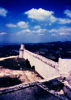 Pohled z velké věže k předsunuté věži